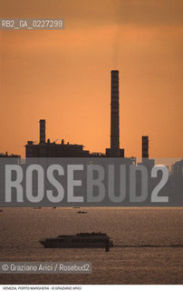 Localizzazione:..VENEZIA / PORTO MARGHERA..Oggetto:..Soggetto:..ZONA INDUSTRIALE FUSINA FABBRICHE CENTRALE ENEL LAGUNA..Cronologia: ....Definizione Culturale:..   Autore:....   Stile:..   Editori/Stampatori:..   Committenza:..Materia e Tecnica:....Collocazione:..Note:..PORTO MARGHERA..Riproduzione Fotografica:..Copyright:..Graziano Arici/Rosebud2 .Data:..1990..Costo:..A