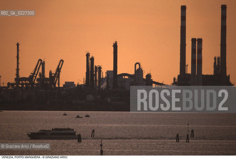 Localizzazione:..VENEZIA / PORTO MARGHERA..Oggetto:..Soggetto:..ZONA INDUSTRIALE FUSINA FABBRICHE CENTRALE ENEL LAGUNA..Cronologia: ....Definizione Culturale:..   Autore:....   Stile:..   Editori/Stampatori:..   Committenza:..Materia e Tecnica:....Collocazione:..Note:..PORTO MARGHERA..Riproduzione Fotografica:..Copyright:..Graziano Arici/Rosebud2 .Data:..1990..Costo:..A