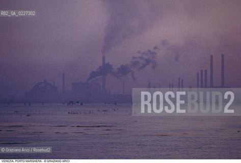 Localizzazione:..VENEZIA / PORTO MARGHERA..Oggetto:..Soggetto:..ZONA INDUSTRIALE FUSINA FABBRICHE INQUINAMENTO LAGUNA..Cronologia: ....Definizione Culturale:..   Autore:....   Stile:..   Editori/Stampatori:..   Committenza:..Materia e Tecnica:....Collocazione:..Note:..PORTO MARGHERA..Riproduzione Fotografica:..Copyright:..Graziano Arici/Rosebud2 .Data:..1990..Costo:..A