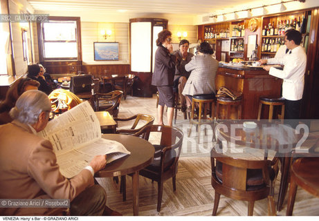 Localizzazione:..VENEZIA / S. MARCO..Oggetto:..Soggetto:..HARRY  S BAR / RISTORANTE ERNEST HEMINGWAY..Cronologia: ....Definizione Culturale:..   Autore:....   Stile:..   Editori/Stampatori:..   Committenza:..Materia e Tecnica:....Collocazione:..Note:..BAR CAFFE OSTERIE..Riproduzione Fotografica:..Copyright:..Graziano Arici/Rosebud2 .Data:..1994..Costo:..A