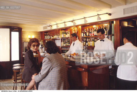 Localizzazione:..VENEZIA / S. MARCO..Oggetto:..Soggetto:..HARRY  S BAR / RISTORANTE ERNEST HEMINGWAY..Cronologia: ....Definizione Culturale:..   Autore:....   Stile:..   Editori/Stampatori:..   Committenza:..Materia e Tecnica:....Collocazione:..Note:..BAR CAFFE OSTERIE..Riproduzione Fotografica:..Copyright:..Graziano Arici/Rosebud2 .Data:..1994..Costo:..A