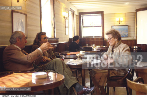 Localizzazione:..VENEZIA / S. MARCO..Oggetto:..Soggetto:..HARRY  S BAR / RISTORANTE ERNEST HEMINGWAY..Cronologia: ....Definizione Culturale:..   Autore:....   Stile:..   Editori/Stampatori:..   Committenza:..Materia e Tecnica:....Collocazione:..Note:..BAR CAFFE OSTERIE..Riproduzione Fotografica:..Copyright:..Graziano Arici/Rosebud2 .Data:..1994..Costo:..A