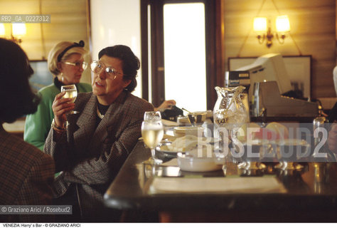 Localizzazione:..VENEZIA / S. MARCO..Oggetto:..Soggetto:..HARRY  S BAR / RISTORANTE ERNEST HEMINGWAY..Cronologia: ....Definizione Culturale:..   Autore:....   Stile:..   Editori/Stampatori:..   Committenza:..Materia e Tecnica:....Collocazione:..Note:..BAR CAFFE OSTERIE..Riproduzione Fotografica:..Copyright:..Graziano Arici/Rosebud2 .Data:..1994..Costo:..A