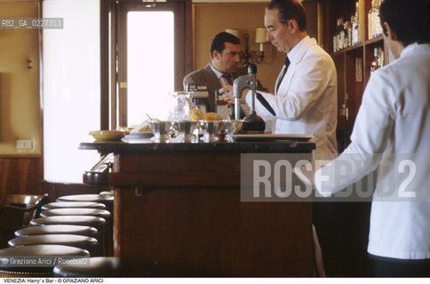 Localizzazione:..VENEZIA / S. MARCO..Oggetto:..Soggetto:..HARRY  S BAR / RISTORANTE ERNEST HEMINGWAY..Cronologia: ....Definizione Culturale:..   Autore:....   Stile:..   Editori/Stampatori:..   Committenza:..Materia e Tecnica:....Collocazione:..Note:..BAR CAFFE OSTERIE..Riproduzione Fotografica:..Copyright:..Graziano Arici/Rosebud2 .Data:..1994..Costo:..A