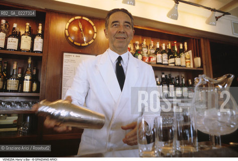 Localizzazione:..VENEZIA / S. MARCO..Oggetto:..Soggetto:..HARRY  S BAR / RISTORANTE ERNEST HEMINGWAY / BARMAN COCKTAIL..Cronologia: ....Definizione Culturale:..   Autore:....   Stile:..   Editori/Stampatori:..   Committenza:..Materia e Tecnica:....Collocazione:..Note:..BAR CAFFE OSTERIE..Riproduzione Fotografica:..Copyright:..Graziano Arici/Rosebud2 .Data:..1994..Costo:..A