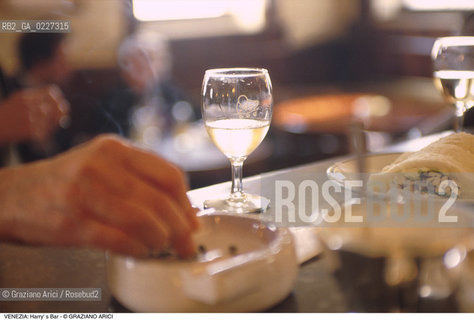 Localizzazione:..VENEZIA / S. MARCO..Oggetto:..Soggetto:..HARRY  S BAR / RISTORANTE ERNEST HEMINGWAY / TRAMEZZINO..Cronologia: ....Definizione Culturale:..   Autore:....   Stile:..   Editori/Stampatori:..   Committenza:..Materia e Tecnica:....Collocazione:..Note:..BAR CAFFE OSTERIE..Riproduzione Fotografica:..Copyright:..Graziano Arici/Rosebud2 .Data:..1994..Costo:..A