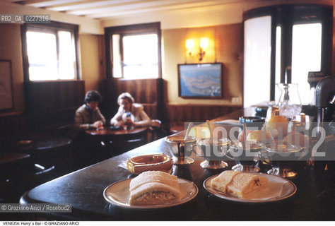 Localizzazione:..VENEZIA / S. MARCO..Oggetto:..Soggetto:..HARRY  S BAR / RISTORANTE ERNEST HEMINGWAY / TRAMEZZINI..Cronologia: ....Definizione Culturale:..   Autore:....   Stile:..   Editori/Stampatori:..   Committenza:..Materia e Tecnica:....Collocazione:..Note:..BAR CAFFE OSTERIE..Riproduzione Fotografica:..Copyright:..Graziano Arici/Rosebud2 .Data:..1994..Costo:..A