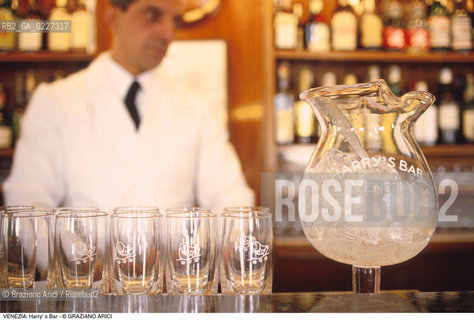 Localizzazione:..VENEZIA / S. MARCO..Oggetto:..Soggetto:..HARRY  S BAR / RISTORANTE ERNEST HEMINGWAY / CARAFFA E BICCHIERI..Cronologia: ....Definizione Culturale:..   Autore:....   Stile:..   Editori/Stampatori:..   Committenza:..Materia e Tecnica:....Collocazione:..Note:..BAR CAFFE OSTERIE..Riproduzione Fotografica:..Copyright:..Graziano Arici/Rosebud2 .Data:..1994..Costo:..A