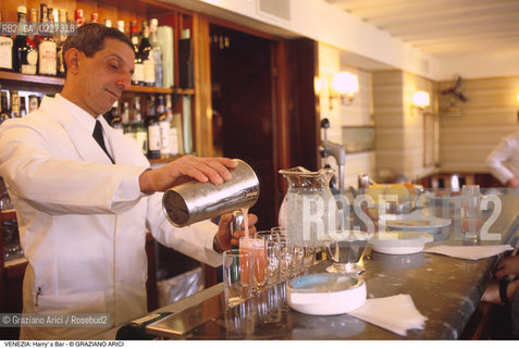 Localizzazione:..VENEZIA / S. MARCO..Oggetto:..Soggetto:..HARRY  S BAR / RISTORANTE ERNEST HEMINGWAY / BARMAN COCKTAIL BELLINI..Cronologia: ....Definizione Culturale:..   Autore:....   Stile:..   Editori/Stampatori:..   Committenza:..Materia e Tecnica:....Collocazione:..Note:..BAR CAFFE OSTERIE..Riproduzione Fotografica:..Copyright:..Graziano Arici/Rosebud2 .Data:..1994..Costo:..A