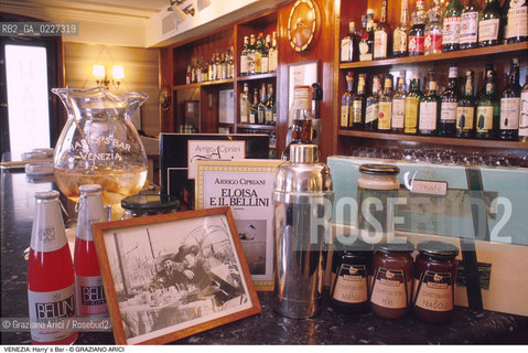 Localizzazione:..VENEZIA / S. MARCO..Oggetto:..Soggetto:..HARRY  S BAR / RISTORANTE ERNEST HEMINGWAY / PRODOTTI E LIBRI CIPRIANI COCKTAIL BELLINI..Cronologia: ....Definizione Culturale:..   Autore:....   Stile:..   Editori/Stampatori:..   Committenza:..Materia e Tecnica:....Collocazione:..Note:..BAR CAFFE OSTERIE..Riproduzione Fotografica:..Copyright:..Graziano Arici/Rosebud2 .Data:..1994..Costo:..A