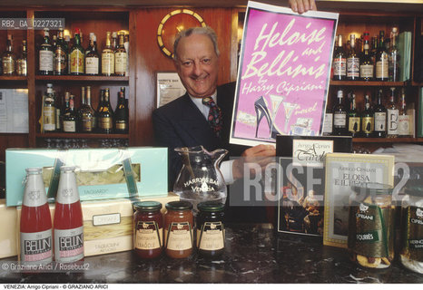 Localizzazione:..VENEZIA / S. MARCO..Oggetto:..Soggetto:..HARRY  S BAR / ARRIGO CIPRIANI / PRODOTTI E LIBRI BELLINI COCKTAIL..Cronologia: ....Definizione Culturale:..   Autore:....   Stile:..   Editori/Stampatori:..   Committenza:..Materia e Tecnica:....Collocazione:..Note:..BAR CAFFE OSTERIE..Riproduzione Fotografica:..Copyright:..Graziano Arici/Rosebud2 .Data:..1994..Costo:..A