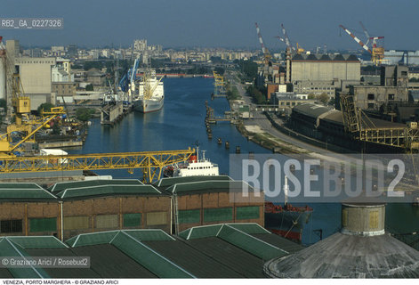 Localizzazione:..VENEZIA / PORTO MARGHERA..Oggetto:..Soggetto:..ZONA INDUSTRIALE FABBRICHE..Cronologia: ....Definizione Culturale:..   Autore:....   Stile:..   Editori/Stampatori:..   Committenza:..Materia e Tecnica:....Collocazione:..Note:..PORTO MARGHERA..Riproduzione Fotografica:..Copyright:..Graziano Arici/Rosebud2 .Data:..1998..Costo:..A