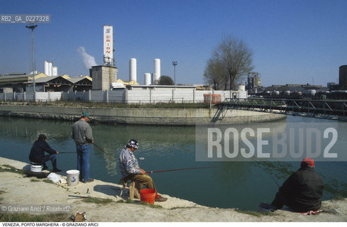 Localizzazione:..VENEZIA / PORTO MARGHERA..Oggetto:..Soggetto:..ZONA INDUSTRIALE FABBRICHE PETROLCHIMICO PESCATORI INQUINAMENTO..Cronologia: ....Definizione Culturale:..   Autore:....   Stile:..   Editori/Stampatori:..   Committenza:..Materia e Tecnica:....Collocazione:..Note:..PORTO MARGHERA..Riproduzione Fotografica:..Copyright:..Graziano Arici/Rosebud2 .Data:..1998..Costo:..A
