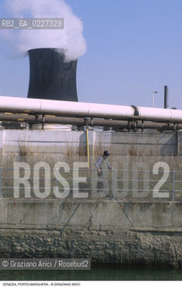 Localizzazione:..VENEZIA / PORTO MARGHERA..Oggetto:..Soggetto:..ZONA INDUSTRIALE FABBRICHE PETROLCHIMICO PESCATORE INQUINAMENTO..Cronologia: ....Definizione Culturale:..   Autore:....   Stile:..   Editori/Stampatori:..   Committenza:..Materia e Tecnica:....Collocazione:..Note:..PORTO MARGHERA..Riproduzione Fotografica:..Copyright:..Graziano Arici/Rosebud2 .Data:..1998..Costo:..A