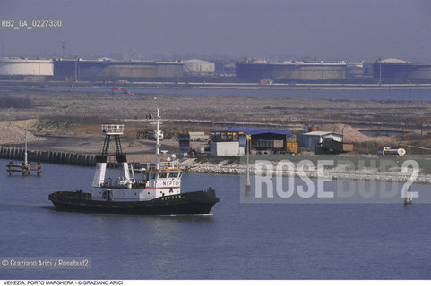 Localizzazione:..VENEZIA / PORTO MARGHERA..Oggetto:..Soggetto:..ZONA INDUSTRIALE / RIMORCHIATORE..Cronologia: ....Definizione Culturale:..   Autore:....   Stile:..   Editori/Stampatori:..   Committenza:..Materia e Tecnica:....Collocazione:..Note:..PORTO MARGHERA..Riproduzione Fotografica:..Copyright:..Graziano Arici/Rosebud2 .Data:..1998..Costo:..A