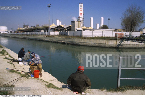 Localizzazione:..VENEZIA / PORTO MARGHERA..Oggetto:..Soggetto:..ZONA INDUSTRIALE FABBRICHE PETROLCHIMICO PESCATORI INQUINAMENTO..Cronologia: ....Definizione Culturale:..   Autore:....   Stile:..   Editori/Stampatori:..   Committenza:..Materia e Tecnica:....Collocazione:..Note:..PORTO MARGHERA..Riproduzione Fotografica:..Copyright:..Graziano Arici/Rosebud2 .Data:..1998..Costo:..A