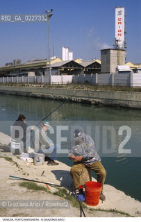 Localizzazione:..VENEZIA / PORTO MARGHERA..Oggetto:..Soggetto:..ZONA INDUSTRIALE FABBRICHE PETROLCHIMICO PESCATORI INQUINAMENTO..Cronologia: ....Definizione Culturale:..   Autore:....   Stile:..   Editori/Stampatori:..   Committenza:..Materia e Tecnica:....Collocazione:..Note:..PORTO MARGHERA..Riproduzione Fotografica:..Copyright:..Graziano Arici/Rosebud2 .Data:..1998..Costo:..A