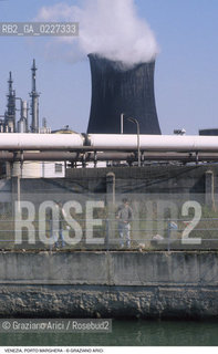 Localizzazione:..VENEZIA / PORTO MARGHERA..Oggetto:..Soggetto:..ZONA INDUSTRIALE FABBRICHE PETROLCHIMICO PESCATORI INQUINAMENTO..Cronologia: ....Definizione Culturale:..   Autore:....   Stile:..   Editori/Stampatori:..   Committenza:..Materia e Tecnica:....Collocazione:..Note:..PORTO MARGHERA..Riproduzione Fotografica:..Copyright:..Graziano Arici/Rosebud2 .Data:..1998..Costo:..A