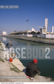 Localizzazione:..VENEZIA / PORTO MARGHERA..Oggetto:..Soggetto:..ZONA INDUSTRIALE FABBRICHE PETROLCHIMICO PESCATORI INQUINAMENTO..Cronologia: ....Definizione Culturale:..   Autore:....   Stile:..   Editori/Stampatori:..   Committenza:..Materia e Tecnica:....Collocazione:..Note:..PORTO MARGHERA..Riproduzione Fotografica:..Copyright:..Graziano Arici/Rosebud2 .Data:..1998..Costo:..A
