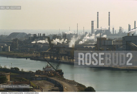 Localizzazione:..VENEZIA / PORTO MARGHERA..Oggetto:..Soggetto:..ZONA INDUSTRIALE FABBRICHE INQUINAMENTO..Cronologia: ....Definizione Culturale:..   Autore:....   Stile:..   Editori/Stampatori:..   Committenza:..Materia e Tecnica:....Collocazione:..Note:..PORTO MARGHERA..Riproduzione Fotografica:..Copyright:..Graziano Arici/Rosebud2 .Data:..1998..Costo:..A