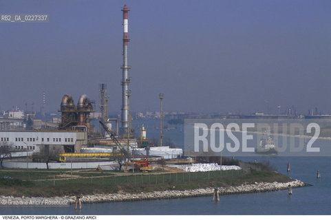 Localizzazione:..VENEZIA / PORTO MARGHERA..Oggetto:..Soggetto:..ZONA INDUSTRIALE FABBRICHE..Cronologia: ....Definizione Culturale:..   Autore:....   Stile:..   Editori/Stampatori:..   Committenza:..Materia e Tecnica:....Collocazione:..Note:..PORTO MARGHERA..Riproduzione Fotografica:..Copyright:..Graziano Arici/Rosebud2 .Data:..1998..Costo:..A