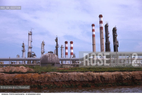 Localizzazione:..VENEZIA / PORTO MARGHERA..Oggetto:..Soggetto:..ZONA INDUSTRIALE FABBRICHE..Cronologia: ....Definizione Culturale:..   Autore:....   Stile:..   Editori/Stampatori:..   Committenza:..Materia e Tecnica:....Collocazione:..Note:..PORTO MARGHERA..Riproduzione Fotografica:..Copyright:..Graziano Arici/Rosebud2 .Data:..1998..Costo:..A