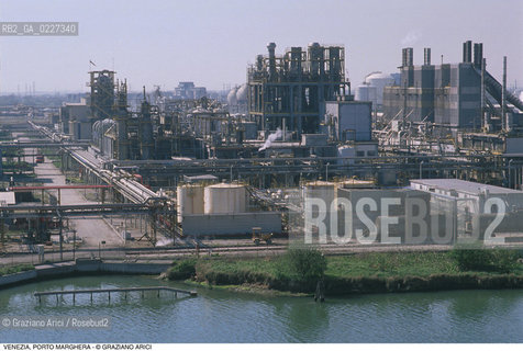 Localizzazione:..VENEZIA / PORTO MARGHERA..Oggetto:..Soggetto:..ZONA INDUSTRIALE FABBRICHE..Cronologia: ....Definizione Culturale:..   Autore:....   Stile:..   Editori/Stampatori:..   Committenza:..Materia e Tecnica:....Collocazione:..Note:..PORTO MARGHERA..Riproduzione Fotografica:..Copyright:..Graziano Arici/Rosebud2 .Data:..1998..Costo:..A