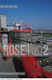 Localizzazione:..VENEZIA / PORTO MARGHERA..Oggetto:..Soggetto:..ZONA INDUSTRIALE FABBRICHE PROTESTA..Cronologia: ....Definizione Culturale:..   Autore:....   Stile:..   Editori/Stampatori:..   Committenza:..Materia e Tecnica:....Collocazione:..Note:..PORTO MARGHERA..Riproduzione Fotografica:..Copyright:..Graziano Arici/Rosebud2 .Data:..1998..Costo:..A