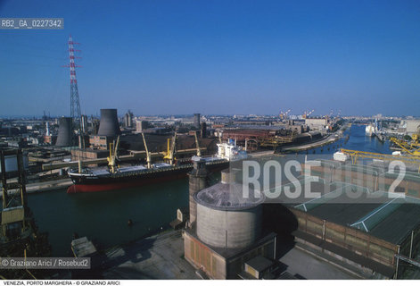 Localizzazione:..VENEZIA / PORTO MARGHERA..Oggetto:..Soggetto:..ZONA INDUSTRIALE FABBRICHE NAVE..Cronologia: ....Definizione Culturale:..   Autore:....   Stile:..   Editori/Stampatori:..   Committenza:..Materia e Tecnica:....Collocazione:..Note:..PORTO MARGHERA..Riproduzione Fotografica:..Copyright:..Graziano Arici/Rosebud2 .Data:..1998..Costo:..A