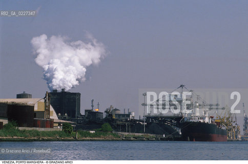 Localizzazione:..VENEZIA / PORTO MARGHERA..Oggetto:..Soggetto:..ZONA INDUSTRIALE FABBRICHE INQUINAMENTO NAVE..Cronologia: ....Definizione Culturale:..   Autore:....   Stile:..   Editori/Stampatori:..   Committenza:..Materia e Tecnica:....Collocazione:..Note:..PORTO MARGHERA..Riproduzione Fotografica:..Copyright:..Graziano Arici/Rosebud2 .Data:..1994..Costo:..A