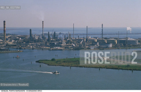 Localizzazione:..VENEZIA / PORTO MARGHERA..Oggetto:..Soggetto:..ZONA INDUSTRIALE FABBRICHE LAGUNA..Cronologia: ....Definizione Culturale:..   Autore:....   Stile:..   Editori/Stampatori:..   Committenza:..Materia e Tecnica:....Collocazione:..Note:..PORTO MARGHERA..Riproduzione Fotografica:..Copyright:..Graziano Arici/Rosebud2 .Data:..1994..Costo:..A