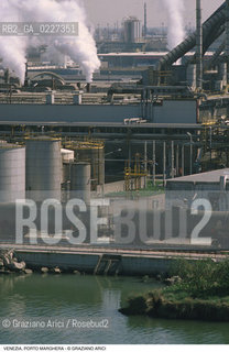 Localizzazione:..VENEZIA / PORTO MARGHERA..Oggetto:..Soggetto:..ZONA INDUSTRIALE FABBRICHE INQUINAMENTO..Cronologia: ....Definizione Culturale:..   Autore:....   Stile:..   Editori/Stampatori:..   Committenza:..Materia e Tecnica:....Collocazione:..Note:..PORTO MARGHERA..Riproduzione Fotografica:..Copyright:..Graziano Arici/Rosebud2 .Data:..1994..Costo:..A