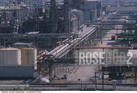 Localizzazione:..VENEZIA / PORTO MARGHERA..Oggetto:..Soggetto:..ZONA INDUSTRIALE FABBRICHE..Cronologia: ....Definizione Culturale:..   Autore:....   Stile:..   Editori/Stampatori:..   Committenza:..Materia e Tecnica:....Collocazione:..Note:..PORTO MARGHERA..Riproduzione Fotografica:..Copyright:..Graziano Arici/Rosebud2 .Data:..1995..Costo:..A
