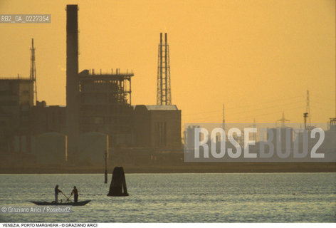 Localizzazione:..VENEZIA / PORTO MARGHERA..Oggetto:..Soggetto:..ZONA INDUSTRIALE FABBRICHE GIALLO..Cronologia: ....Definizione Culturale:..   Autore:....   Stile:..   Editori/Stampatori:..   Committenza:..Materia e Tecnica:....Collocazione:..Note:..PORTO MARGHERA..Riproduzione Fotografica:..Copyright:..Graziano Arici/Rosebud2 .Data:..1995..Costo:..A