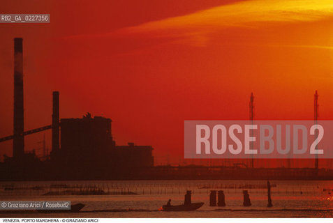 Localizzazione:..VENEZIA / PORTO MARGHERA..Oggetto:..Soggetto:..ZONA INDUSTRIALE TRAMONTO FABBRICHE ROSSO..Cronologia: ....Definizione Culturale:..   Autore:....   Stile:..   Editori/Stampatori:..   Committenza:..Materia e Tecnica:....Collocazione:..Note:..PORTO MARGHERA..Riproduzione Fotografica:..Copyright:..Graziano Arici/Rosebud2 .Data:..1995..Costo:..A