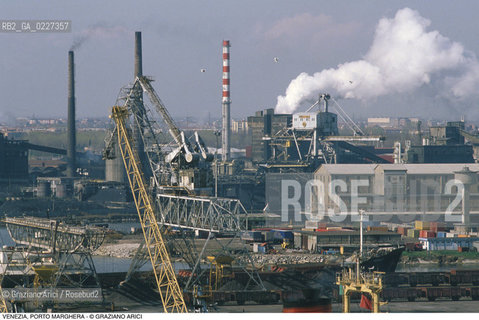 Localizzazione:..VENEZIA / PORTO MARGHERA..Oggetto:..Soggetto:..ZONA INDUSTRIALE FABBRICHE INQUINAMENTO..Cronologia: ....Definizione Culturale:..   Autore:....   Stile:..   Editori/Stampatori:..   Committenza:..Materia e Tecnica:....Collocazione:..Note:..PORTO MARGHERA..Riproduzione Fotografica:..Copyright:..Graziano Arici/Rosebud2 .Data:..1995..Costo:..A