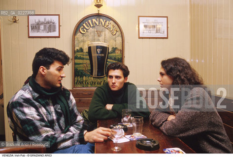 Localizzazione:..VENEZIA / CANNAREGIO..Oggetto:..Soggetto:..IRISH PUB / BIRRA GUINNESS..Cronologia: ....Definizione Culturale:..   Autore:....   Stile:..   Editori/Stampatori:..   Committenza:..Materia e Tecnica:....Collocazione:..Note:..BAR CAFFE OSTERIE..Riproduzione Fotografica:..Copyright:..Graziano Arici/Rosebud2 .Data:..1996..Costo:..A