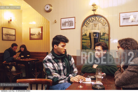 Localizzazione:..VENEZIA / CANNAREGIO..Oggetto:..Soggetto:..IRISH PUB / BIRRA GUINNESS..Cronologia: ....Definizione Culturale:..   Autore:....   Stile:..   Editori/Stampatori:..   Committenza:..Materia e Tecnica:....Collocazione:..Note:..BAR CAFFE OSTERIE..Riproduzione Fotografica:..Copyright:..Graziano Arici/Rosebud2 .Data:..1996..Costo:..A