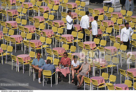 Localizzazione:..VENEZIA / S. MARCO..Oggetto:..Soggetto:..CAFFE LAVENA / TAVOLINI IN PIAZZA SAN MARCO / RICHARD WAGNER..Cronologia: ....Definizione Culturale:..   Autore:....   Stile:..   Editori/Stampatori:..   Committenza:..Materia e Tecnica:....Collocazione:..Note:..BAR CAFFE OSTERIE..Riproduzione Fotografica:..Copyright:..Graziano Arici/Rosebud2 .Data:..1994..Costo:..A