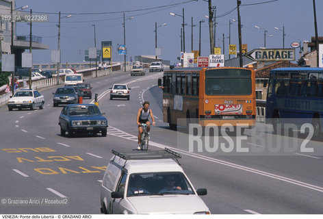 Localizzazione:..VENEZIA / S. CROCE..Oggetto:..Soggetto:..PONTE DELLA LIBERTA A PIAZZALE ROMA..Cronologia: ....Definizione Culturale:..   Autore:....   Stile:..   Editori/Stampatori:..   Committenza:..Materia e Tecnica:....Collocazione:..Note:..PORTO MARGHERA..Riproduzione Fotografica:..Copyright:..Graziano Arici/Rosebud2 .Data:..1990..Costo:..A