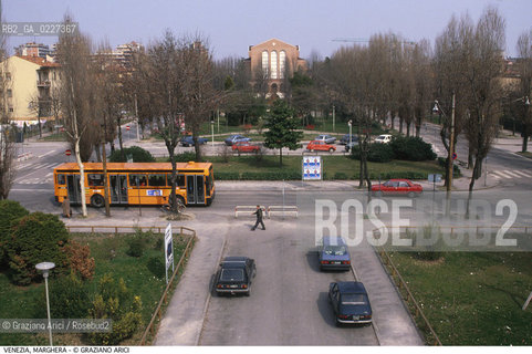 Localizzazione:..VENEZIA / MARGHERA..Oggetto:..Soggetto:..PIAZZA S. ANTONIO..Cronologia: ....Definizione Culturale:..   Autore:....   Stile:..   Editori/Stampatori:..   Committenza:..Materia e Tecnica:....Collocazione:..Note:..PORTO MARGHERA..Riproduzione Fotografica:..Copyright:..Graziano Arici/Rosebud2 .Data:..1990..Costo:..A