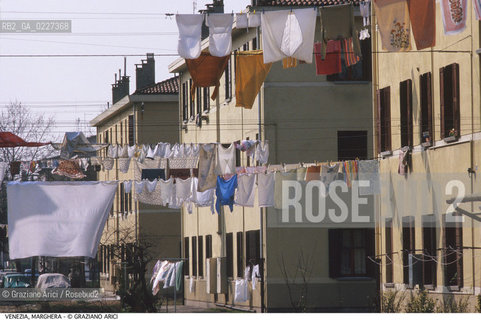 Localizzazione:..VENEZIA / MARGHERA..Oggetto:..Soggetto:..EDILIZIA POPOLARE..Cronologia: ....Definizione Culturale:..   Autore:....   Stile:..   Editori/Stampatori:..   Committenza:..Materia e Tecnica:....Collocazione:..Note:..PORTO MARGHERA..Riproduzione Fotografica:..Copyright:..Graziano Arici/Rosebud2 .Data:..1990..Costo:..A