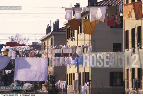 Localizzazione:..VENEZIA / MARGHERA..Oggetto:..Soggetto:..EDILIZIA POPOLARE..Cronologia: ....Definizione Culturale:..   Autore:....   Stile:..   Editori/Stampatori:..   Committenza:..Materia e Tecnica:....Collocazione:..Note:..PORTO MARGHERA..Riproduzione Fotografica:..Copyright:..Graziano Arici/Rosebud2 .Data:..1990..Costo:..A