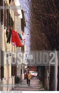 Localizzazione:..VENEZIA / MARGHERA..Oggetto:..Soggetto:..EDILIZIA POPOLARE..Cronologia: ....Definizione Culturale:..   Autore:....   Stile:..   Editori/Stampatori:..   Committenza:..Materia e Tecnica:....Collocazione:..Note:..PORTO MARGHERA..Riproduzione Fotografica:..Copyright:..Graziano Arici/Rosebud2 .Data:..1990..Costo:..A