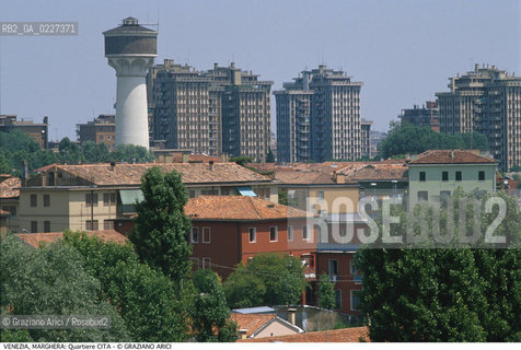 Localizzazione:..VENEZIA / MARGHERA..Oggetto:..Soggetto:..QUARTIERE CITA..Cronologia: ....Definizione Culturale:..   Autore:....   Stile:..   Editori/Stampatori:..   Committenza:..Materia e Tecnica:....Collocazione:..Note:..PORTO MARGHERA..Riproduzione Fotografica:..Copyright:..Graziano Arici/Rosebud2 .Data:..1990..Costo:..A