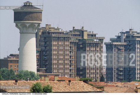 Localizzazione:..VENEZIA / MARGHERA..Oggetto:..Soggetto:..QUARTIERE CITA..Cronologia: ....Definizione Culturale:..   Autore:....   Stile:..   Editori/Stampatori:..   Committenza:..Materia e Tecnica:....Collocazione:..Note:..PORTO MARGHERA..Riproduzione Fotografica:..Copyright:..Graziano Arici/Rosebud2 .Data:..1990..Costo:..A