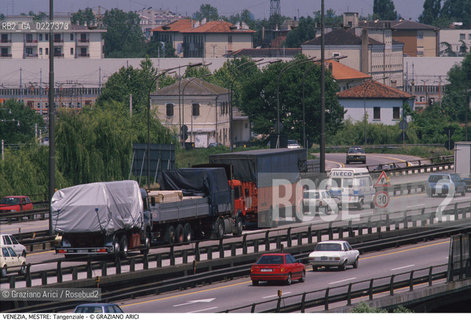 Localizzazione:..VENEZIA / MESTRE..Oggetto:..Soggetto:..TANGENZIALE TRAFFICO AUTOMOBILI..Cronologia: ....Definizione Culturale:..   Autore:....   Stile:..   Editori/Stampatori:..   Committenza:..Materia e Tecnica:....Collocazione:..Note:..PORTO MARGHERA..Riproduzione Fotografica:..Copyright:..Graziano Arici/Rosebud2 .Data:..1993..Costo:..A