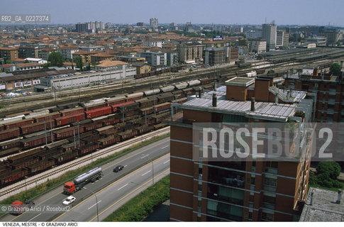 Localizzazione:..VENEZIA / MESTRE..Oggetto:..Soggetto:..FERROVIA DAL QUARTIERE CITA DI MARGHERA..Cronologia: ....Definizione Culturale:..   Autore:....   Stile:..   Editori/Stampatori:..   Committenza:..Materia e Tecnica:....Collocazione:..Note:..PORTO MARGHERA..Riproduzione Fotografica:..Copyright:..Graziano Arici/Rosebud2 .Data:..1993..Costo:..A