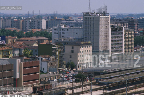 Localizzazione:..VENEZIA / MESTRE..Oggetto:..Soggetto:..FERROVIA STAZIONE..Cronologia: ....Definizione Culturale:..   Autore:....   Stile:..   Editori/Stampatori:..   Committenza:..Materia e Tecnica:....Collocazione:..Note:..PORTO MARGHERA..Riproduzione Fotografica:..Copyright:..Graziano Arici/Rosebud2 .Data:..1993..Costo:..A