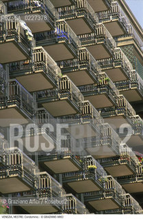 Localizzazione:..VENEZIA / MESTRE..Oggetto:..Soggetto:..CONDOMINIO..Cronologia: ....Definizione Culturale:..   Autore:....   Stile:..   Editori/Stampatori:..   Committenza:..Materia e Tecnica:....Collocazione:..Note:..PORTO MARGHERA..Riproduzione Fotografica:..Copyright:..Graziano Arici/Rosebud2 .Data:..1993..Costo:..A